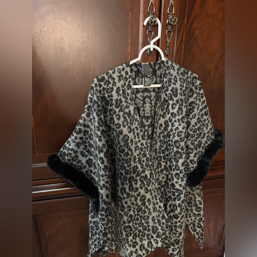 Vince Camuto Gray Leopard Print Poncho with Black Trim - Picture 3 of 5
